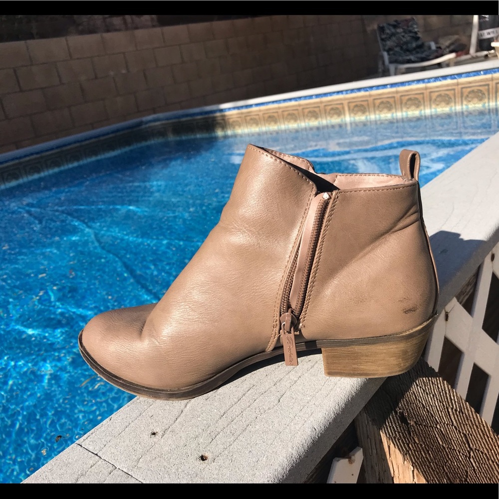Beige/Brown ankle boots 👢 medium condition